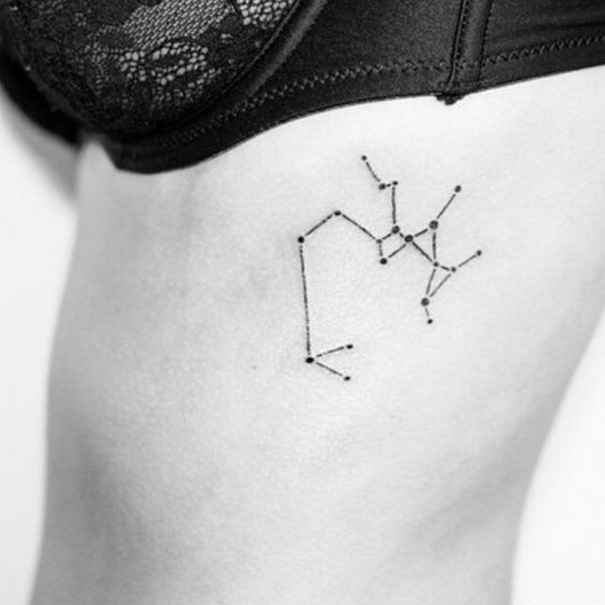 tatuagem do zodíaco na costela 
