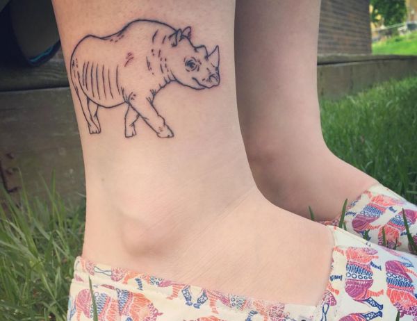 Design pequeno rinoceronte na parte inferior da perna para as mulheres 