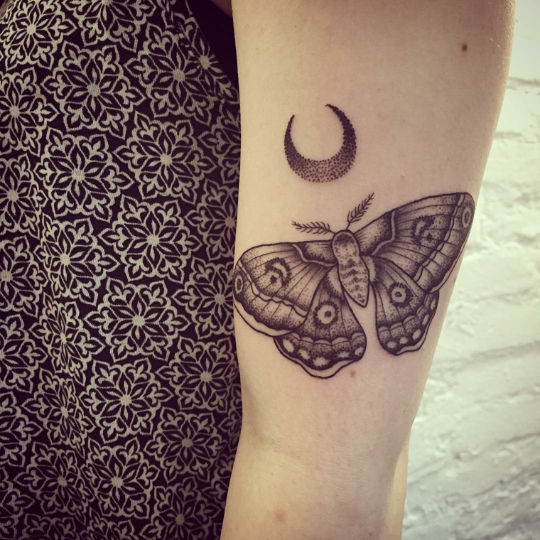 tatuagem-borboleta-preto-lua-mão-estilo 
