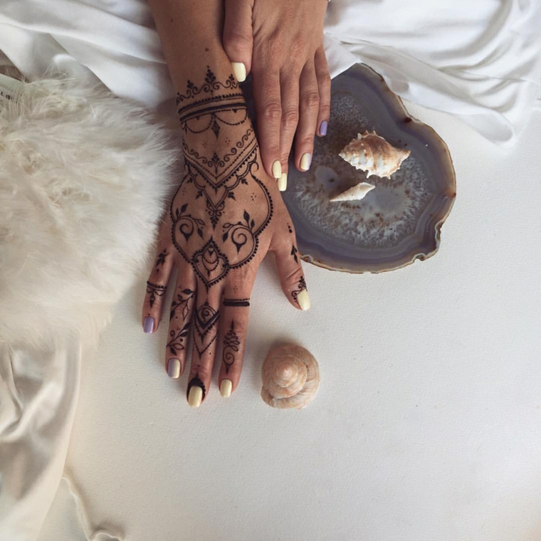 mão de tatuagens de henna 