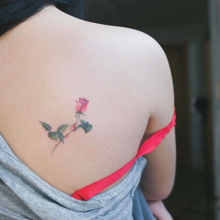 pequenas tatuagens flores mulher de volta 
