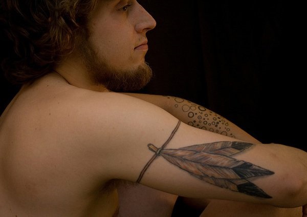 35 belos desenhos de tatuagem de pena e significados 14 