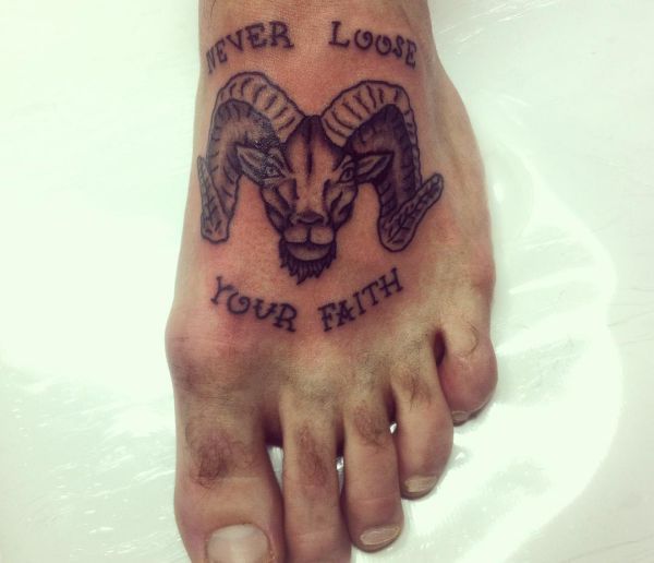 Cabra com provérbios tatuagem no pé 