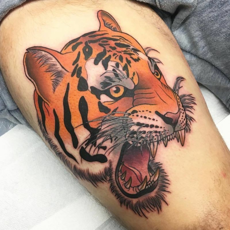 braços largos do tatuagem do tigre 