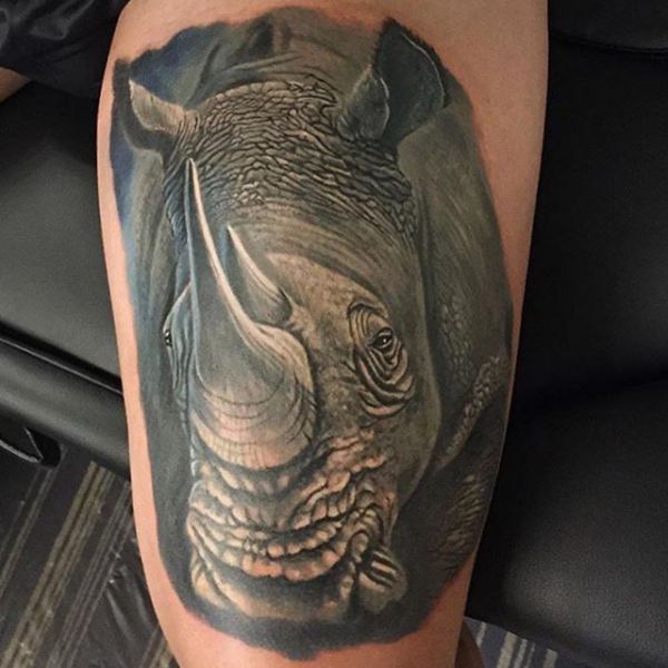 Projeto de tatuagem de rinoceronte realista na perna 
