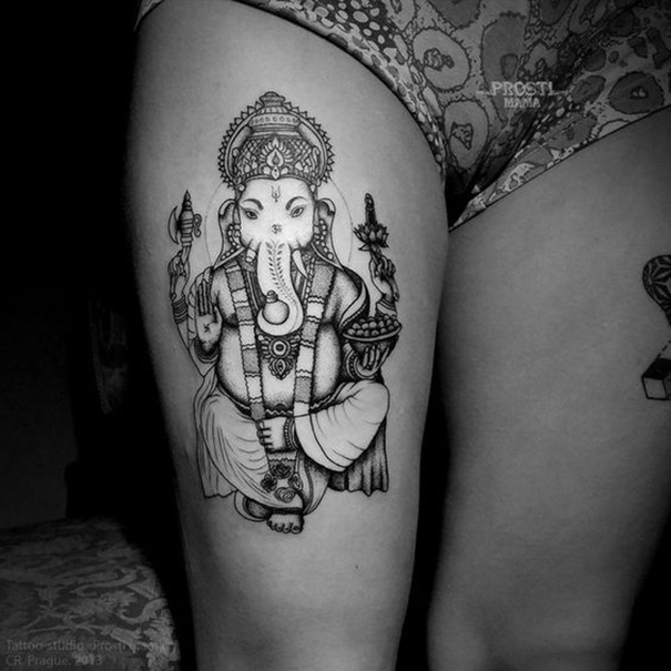 tatuagem hindu na coxa 