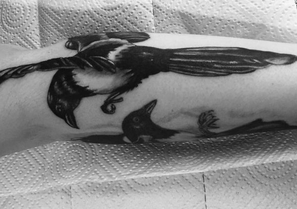 Idéias de tatuagem Magpie na parte inferior da perna 