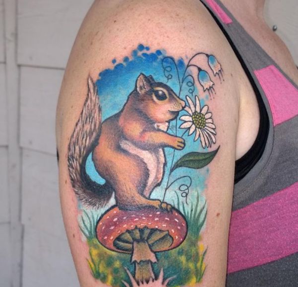 Tatuagem de esquilo e cogumelo no braço 