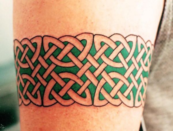 Tatuagens de pulseiras celtas para mulheres 