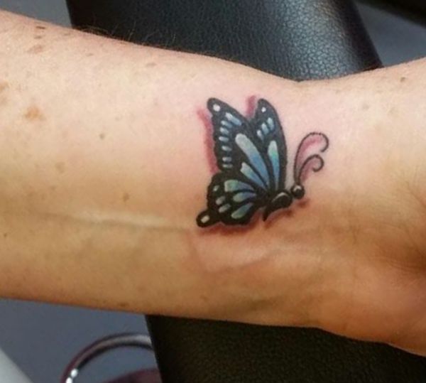 Tatuagem de borboleta pequena no pulso 