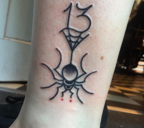 Aranha pequena com design de rede na parte inferior da perna preta