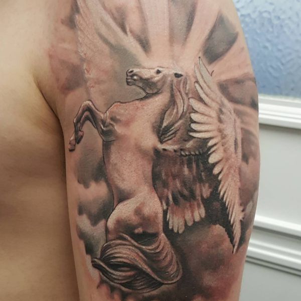Desenho de tatuagem cavalo Pegasus no braço 