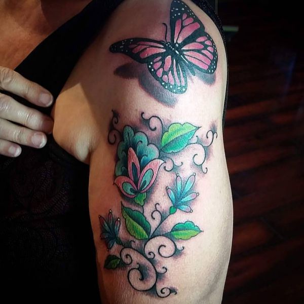 Borboleta com flores Desenho de tatuagem no braço 