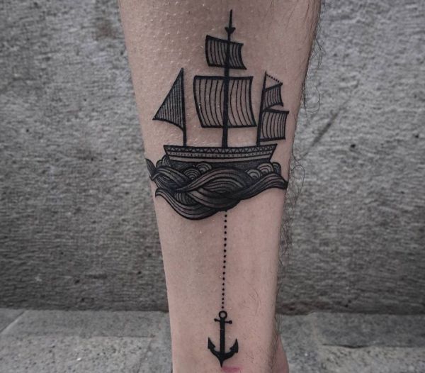 Pequeno navio com âncora na perna 