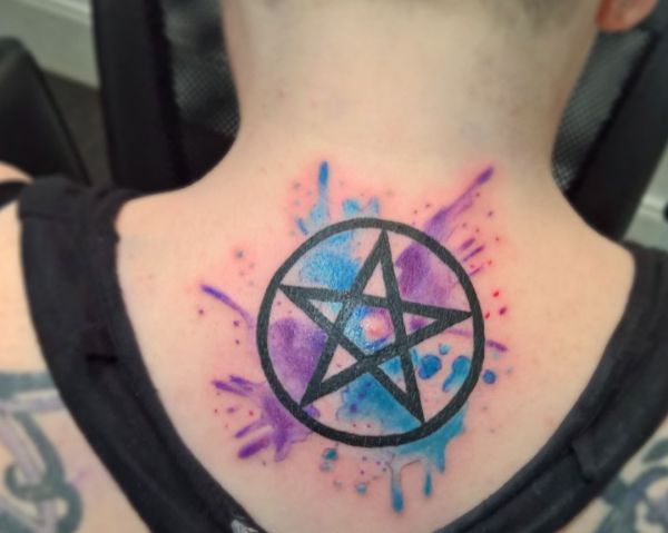 Desenho de tatuagem pentagrama aquarela no pescoço 