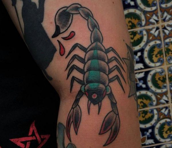 Tatuagem de escorpião no braço 