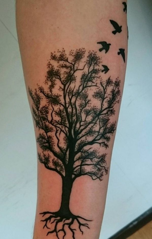 Desenho de árvore com pássaros no antebraço 