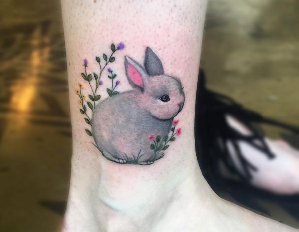 tatuagem de coelho bebê fofo no tornozelo 