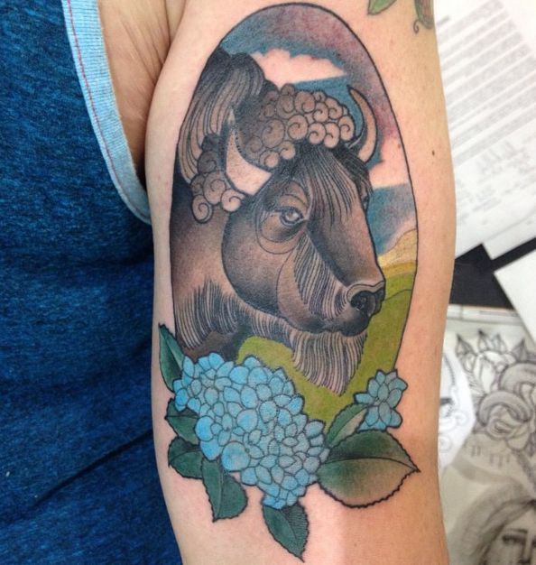 Cabeça de búfalo com design de flores no braço 