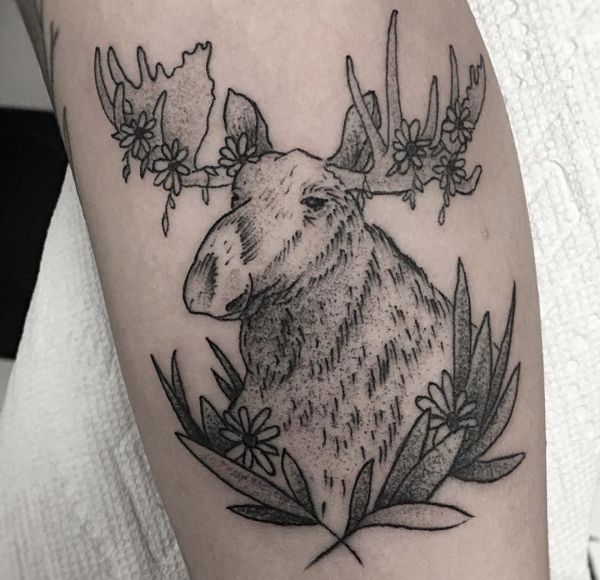 Moose Tattoo Design com flores na perna 