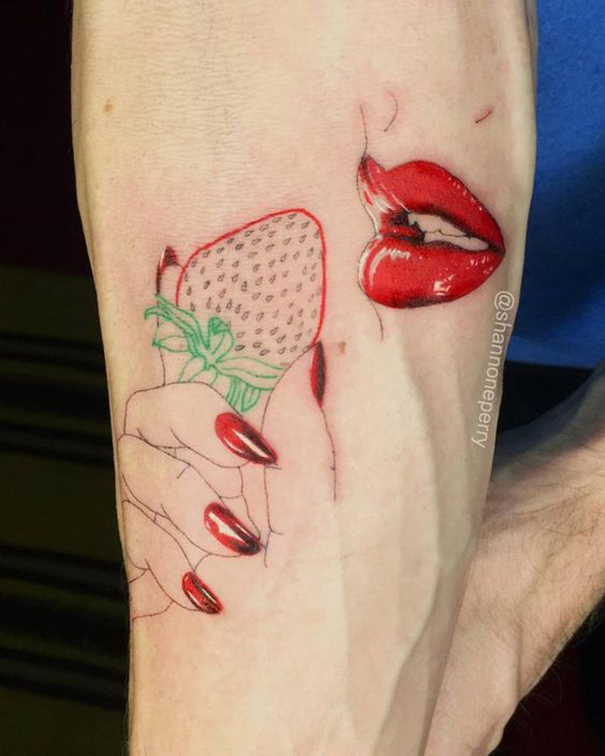 tatuagem de morango no braço 