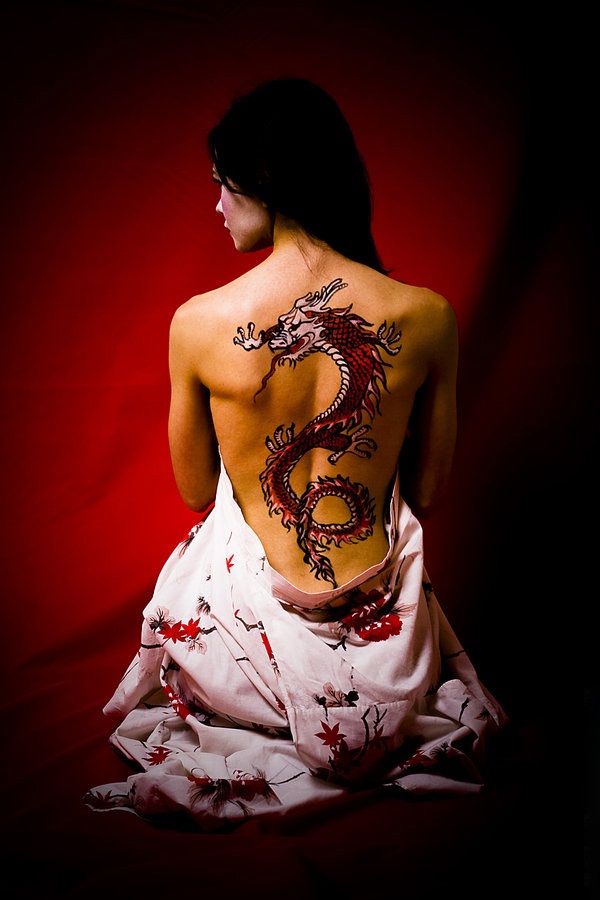 Desenhos de tatuagem de dragão para mulheres e homens41 