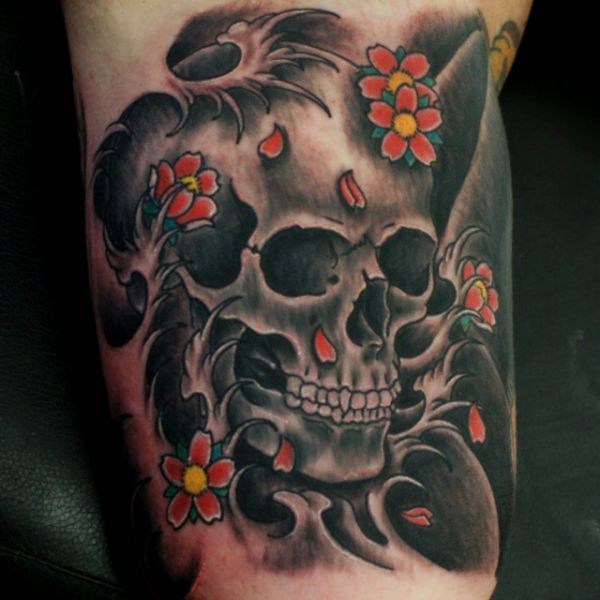 Crânio japonês e design de tatuagem de flor 