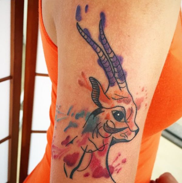 Tatuagem aquarela Gazelle design no braço 