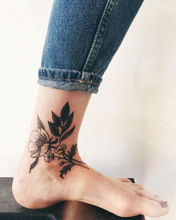 tatuagem de mulheres a pé