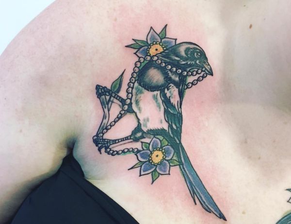Pega com tatuagem de flor na clavícula para mulheres 