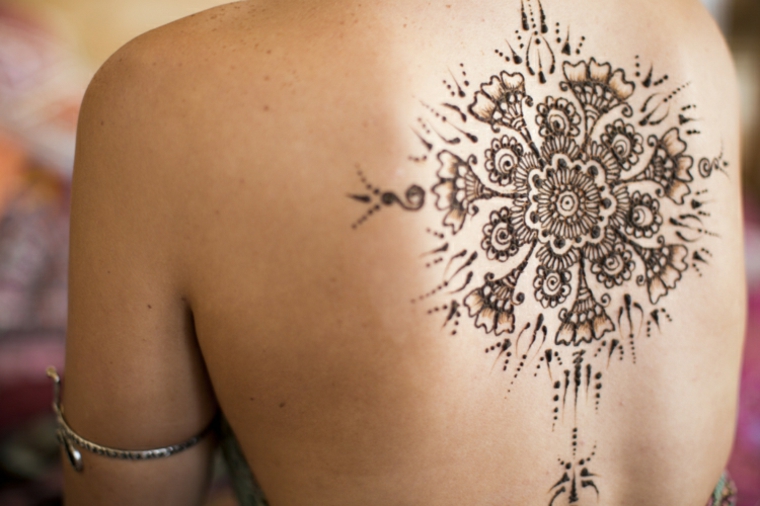 Tatuagens de hena nas costas 
