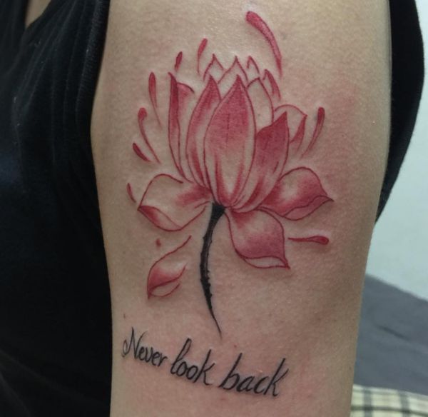 Tatuagem de lótus com provérbios no braço 