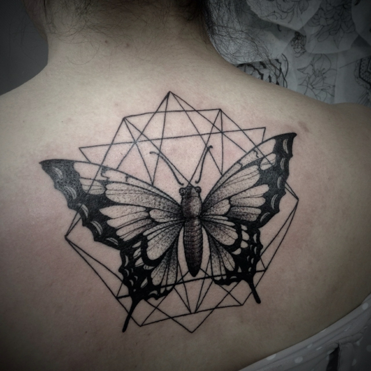 tatuagens-borboleta-preto-design-geomtrico 