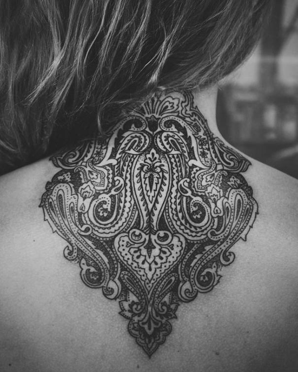 tatuagem estampada no pescoço 