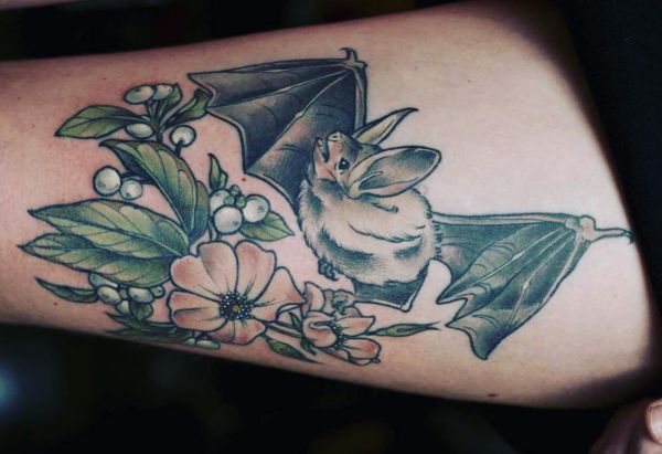 Morcego, com, flor, tatuagem, ligado, coxa 