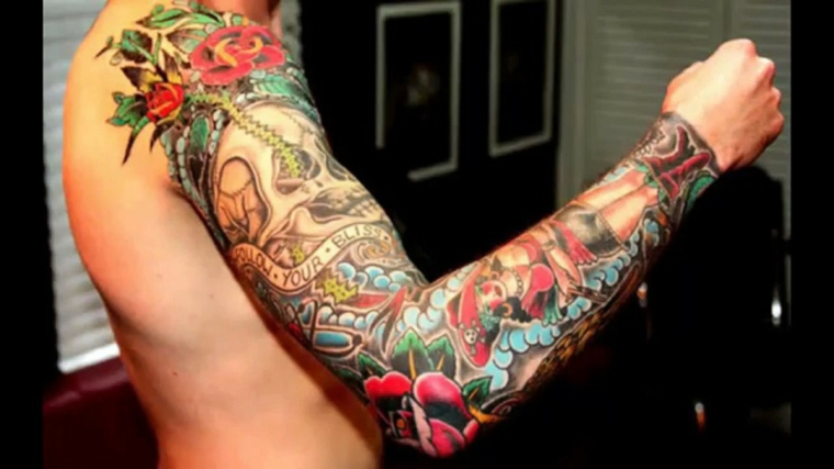 tatuagem-crânio-com-flores 