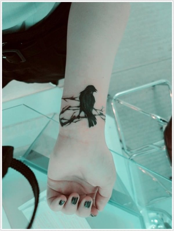 Mão de tatuagens de corvo 