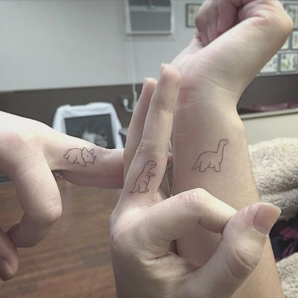 tatuagem de família no dedo 