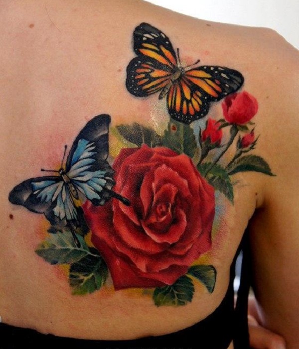 Rosas com duas borboletas de volta tatuagem 