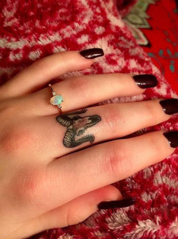 Tatuagem de Áries no dedo 