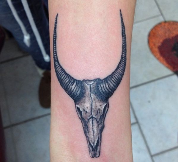 Tatuagem de caveira Gazelle no pulso 
