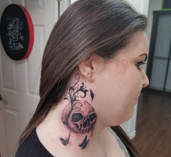 Tatuagem de caveira para mulher ao redor do pescoço 