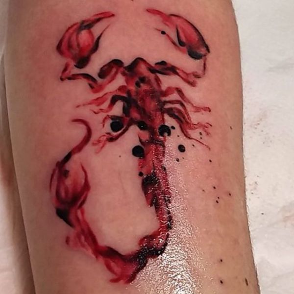 Desenho de escorpião em aquarela na perna 