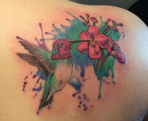 Tatuagem de flor de hibisco com beija-flor na escápula 