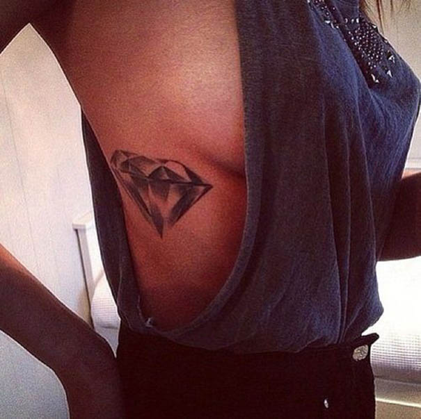 tatuagem de diamante na costela 