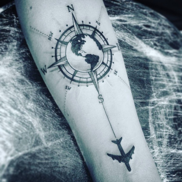 balão compas tatuagem avion braço 