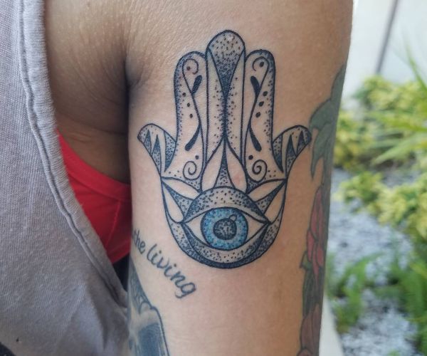 Design de tatuagem de mão de Hamsa na parte superior do braço 