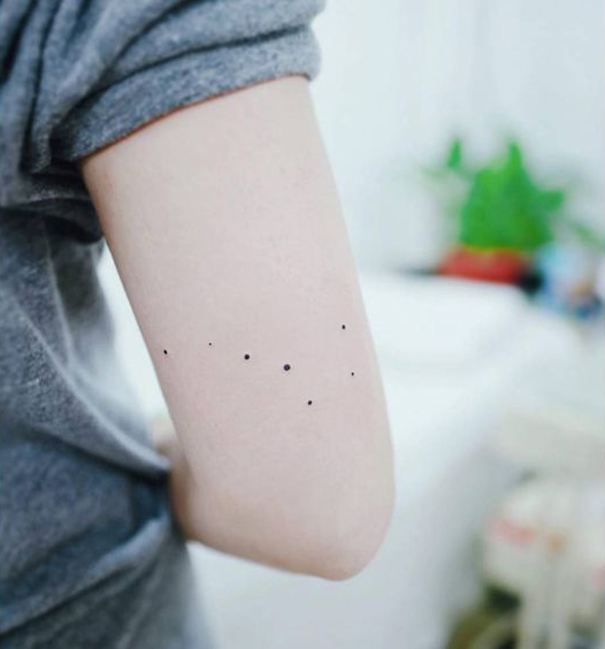 tatuagem de constelação no braço 
