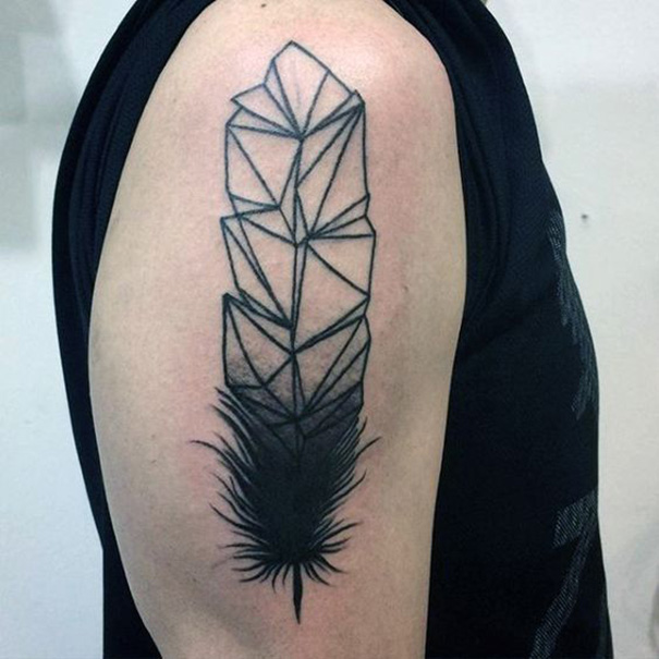tatuagem de pena preta no braço 