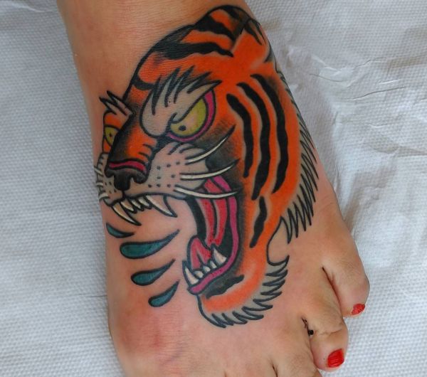 Design de cabeça de tigre no pé 